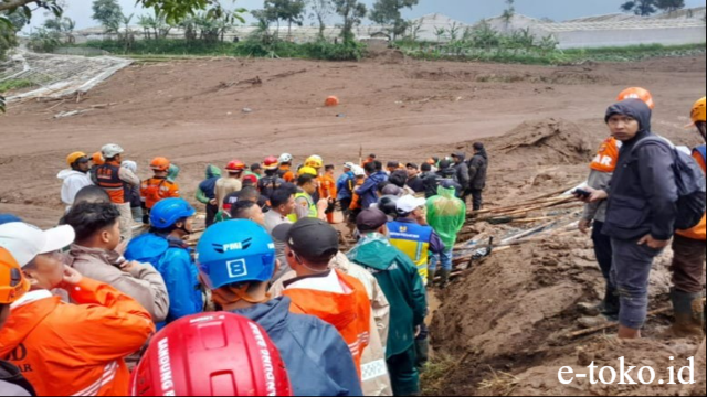 Upaya Pemerintah Menyelamatkan Korban Longsor Cisarua