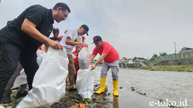 Ganjar Pranowo Bersama Kader Gelar Aksi Bersih Sungai Code